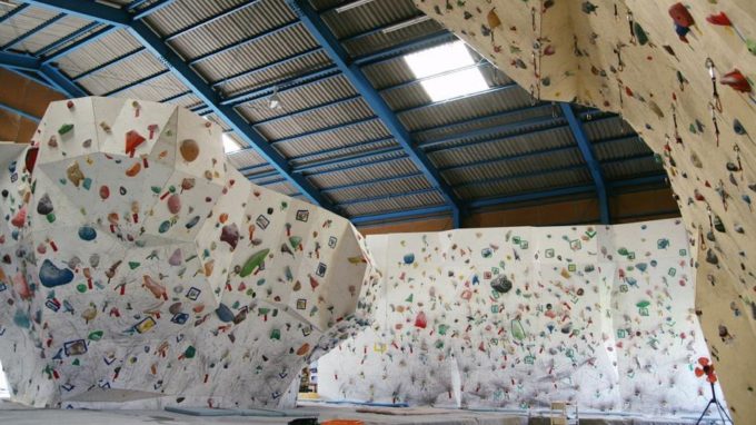 大阪府のクライミング施設「ナカガイクライミングジム 摂津店」